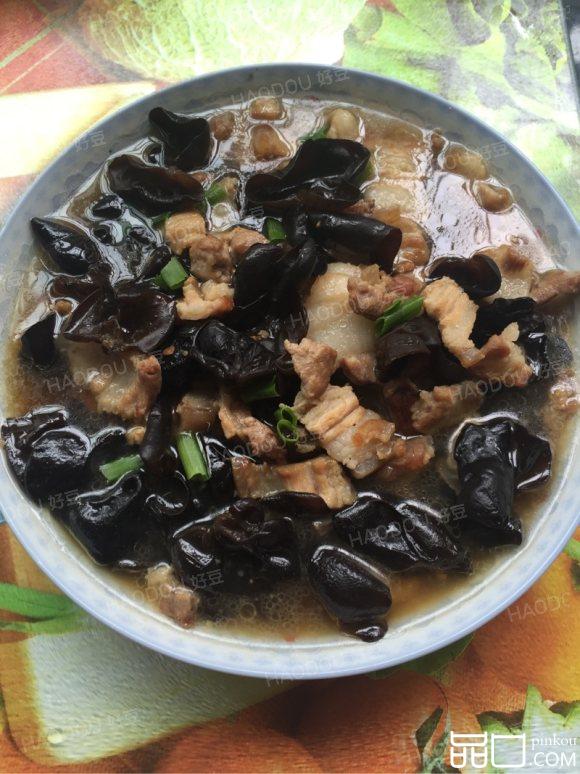 五花肉炒黑木耳
