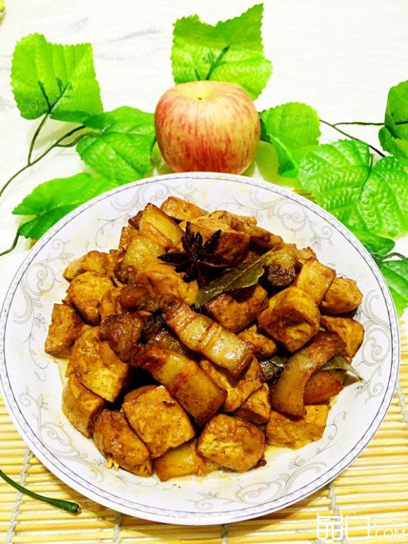 五花肉焖豆干