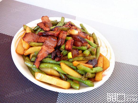腊肉干锅土豆豆角