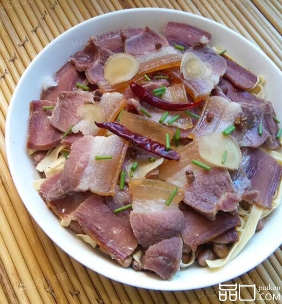 腊肉蒸花生米千张丝