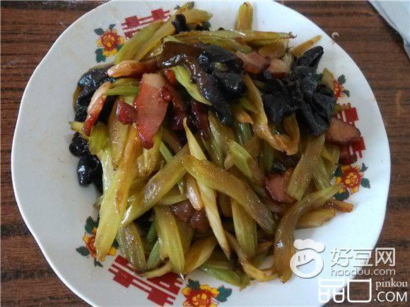 腊肉芹菜炒木耳