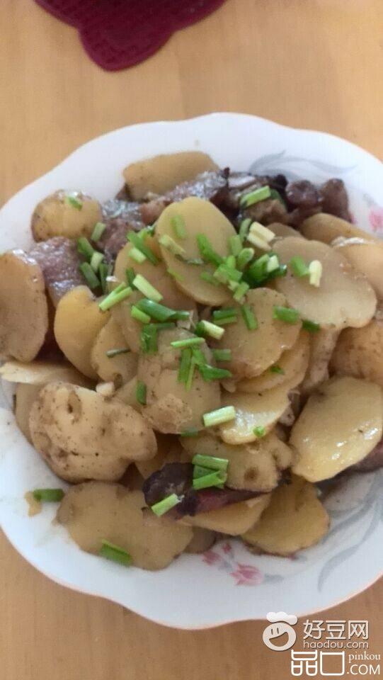 腊肉焖小土豆