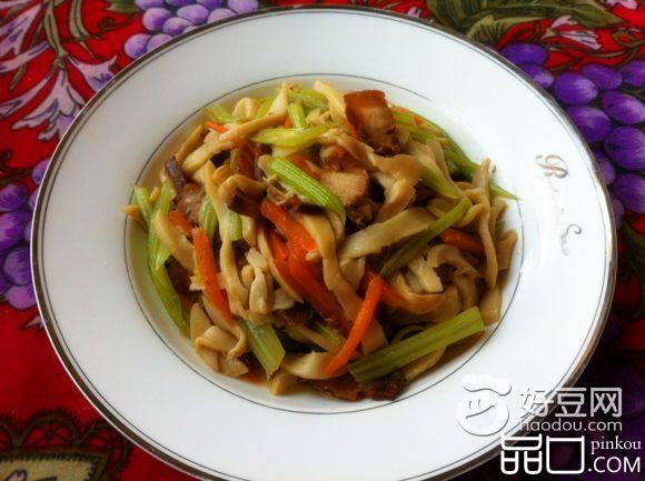 芹菜杏鲍菇炒腊肉