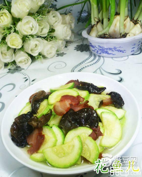 腊肉黑木耳炒西葫芦