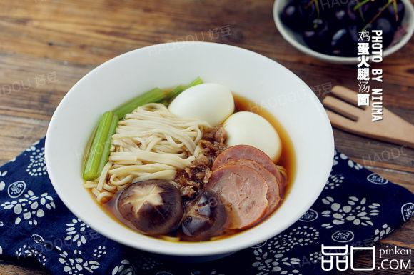 火腿鸡蛋菌菇汤面
