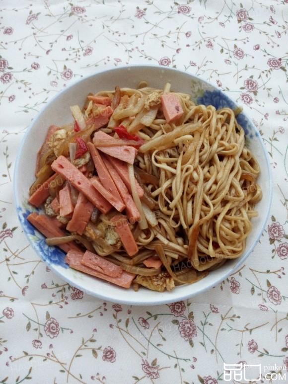 白萝卜火腿炒面