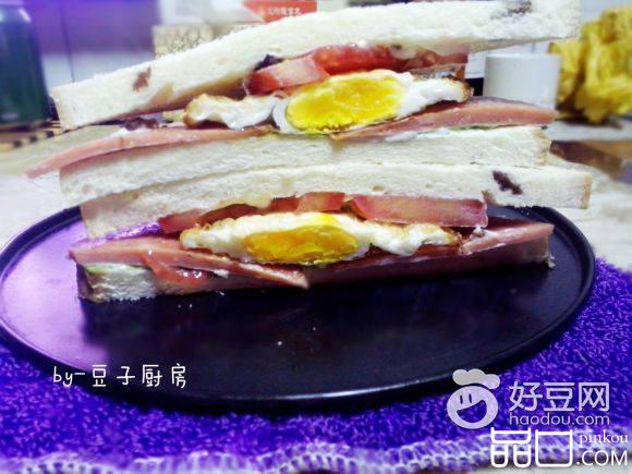 经典沙拉三明治