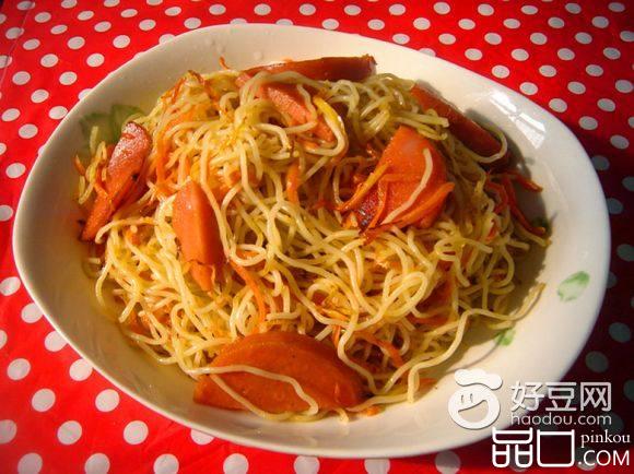 胡萝卜火腿炒面