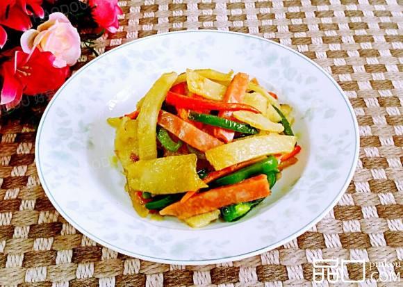 胡萝卜香肠炒饼