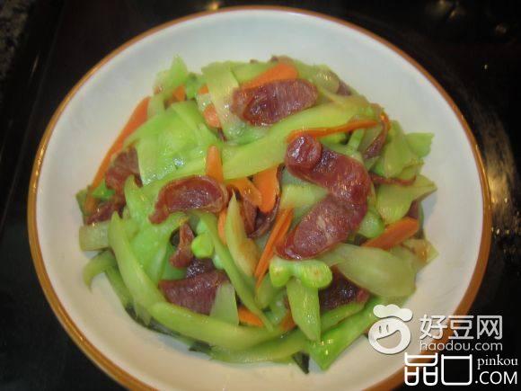 胡萝卜莴笋炒香肠