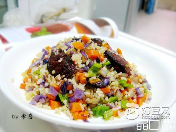 彩蔬腊肠杂粮饭