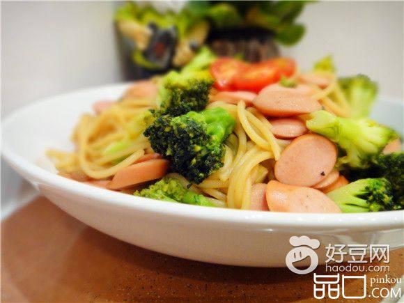 德国香肠西兰花炒面
