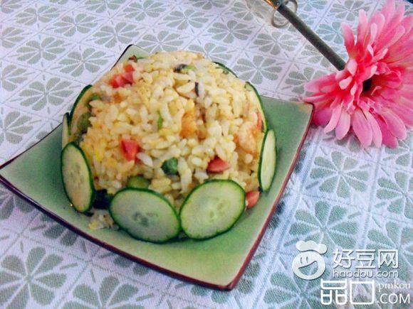 蘑菇丁豌豆香肠蛋炒饭