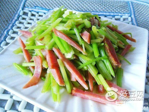 香肠炒芹菜