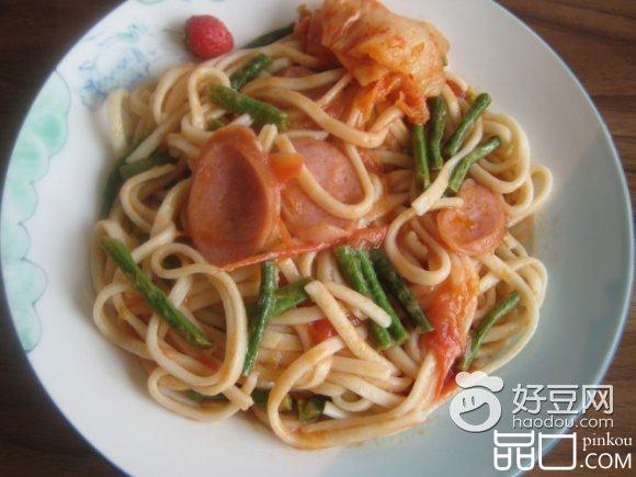 西红柿香肠炒面