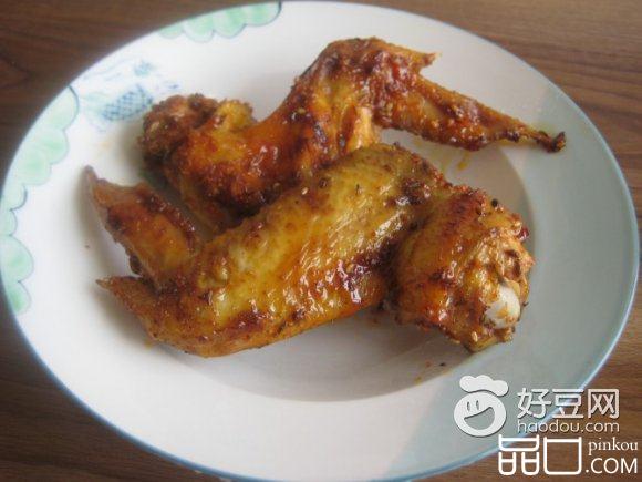 烤鸡翅和香肠