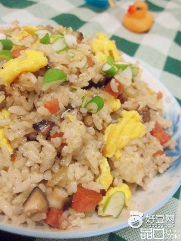 香菇肉肠鸡蛋炒饭