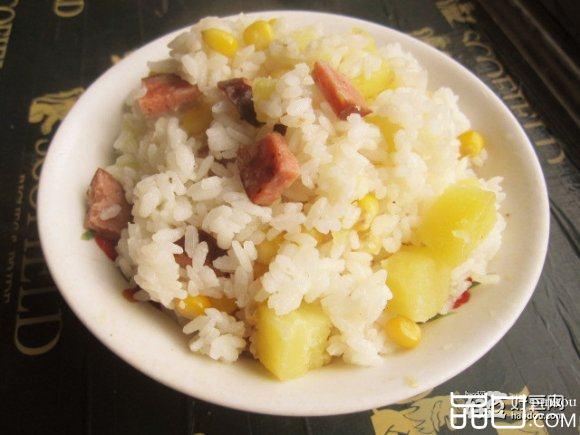 土豆香肠玉米粒焖饭