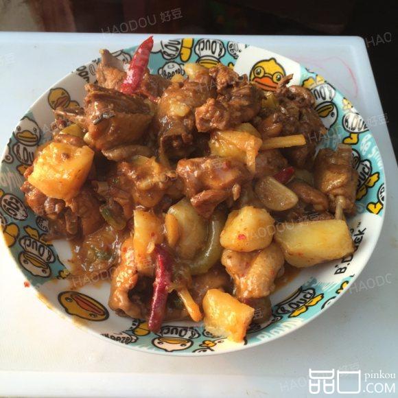 土豆块炖鸡肉
