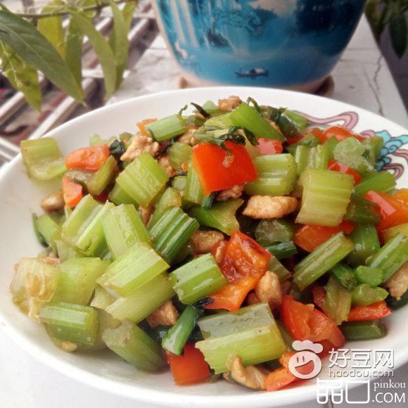 芹菜红椒炒鸡丁