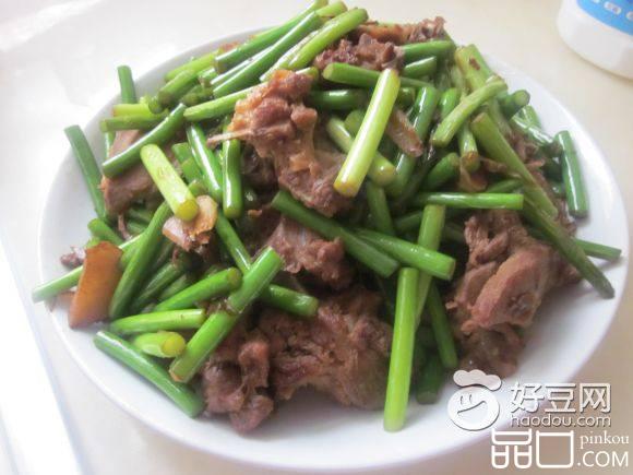鸡块炒蒜苔