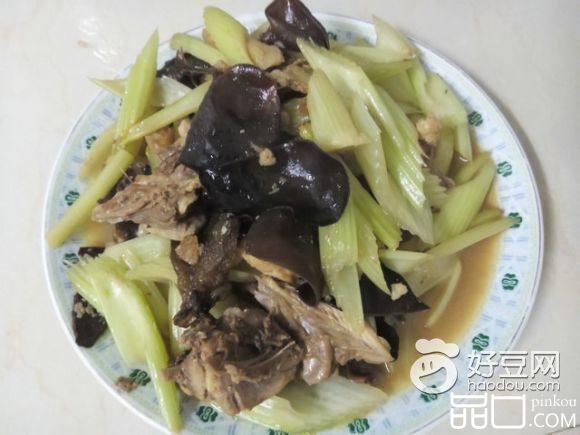芹菜木耳炒鸡