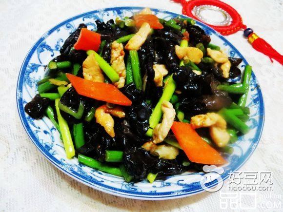 鸡肉炒木耳蒜苔