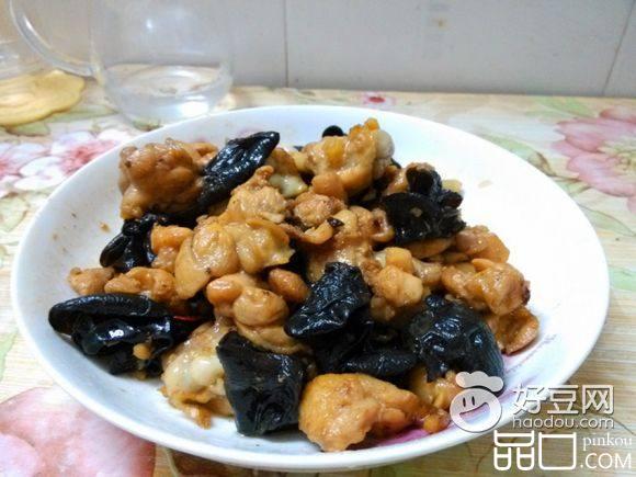 黑木耳焖鸡肉