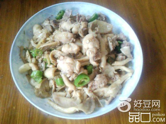 蘑菇菌炒鸡肉