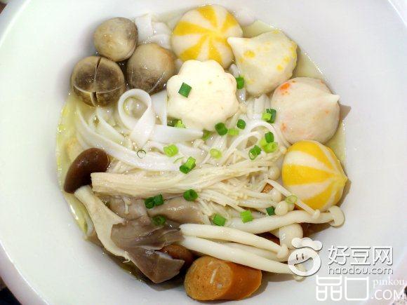 什锦蘑菇肉丸汤河粉