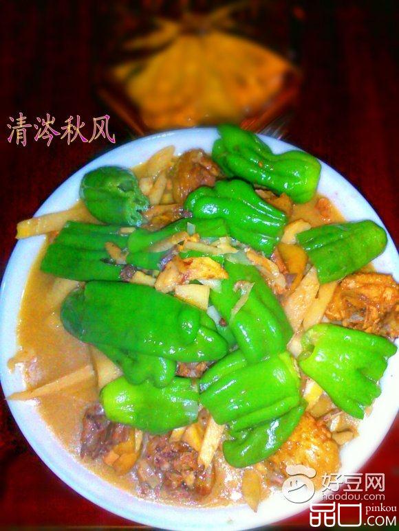 竹笋皱纹椒炖鸡肉