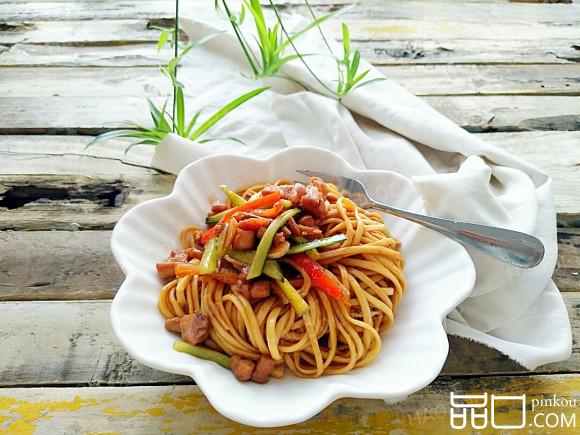 鸡肉丁酱油炒面