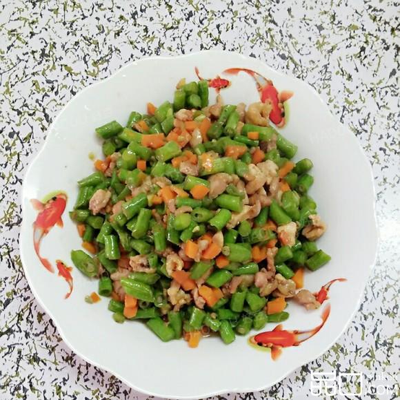 鸡腿肉炒豆角粒