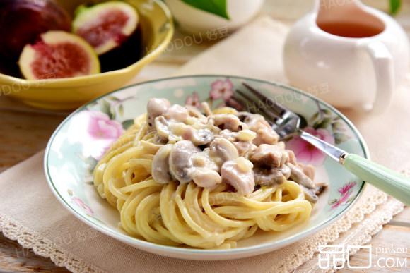 奶汁鸡肉蘑菇意面