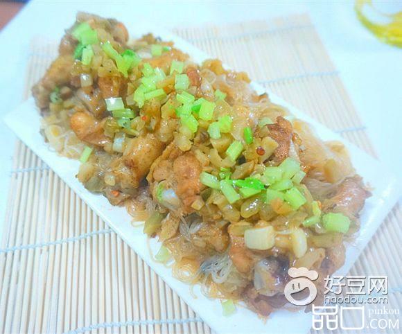 榨菜粉丝蒸鸡腿