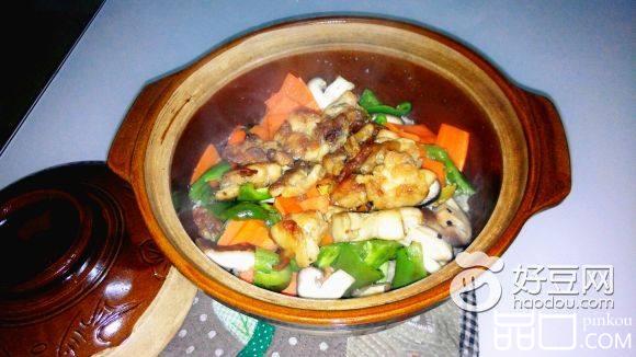 胡萝卜香菇鸡腿煲仔饭