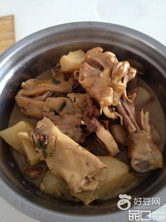鸡腿五花肉炖豆片土豆