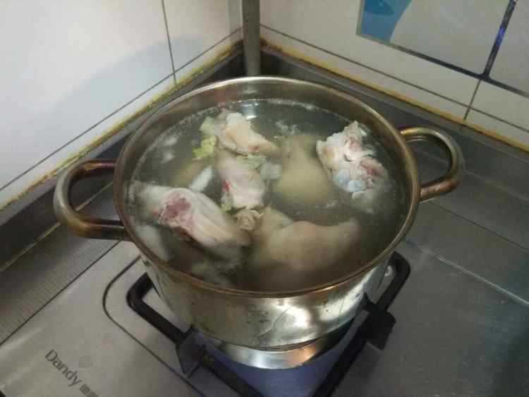 老坛酸菜炖猪手步骤4