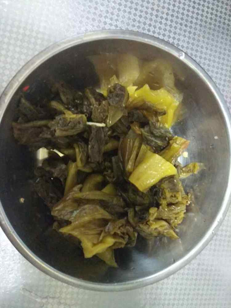 老坛酸菜炖猪手步骤1
