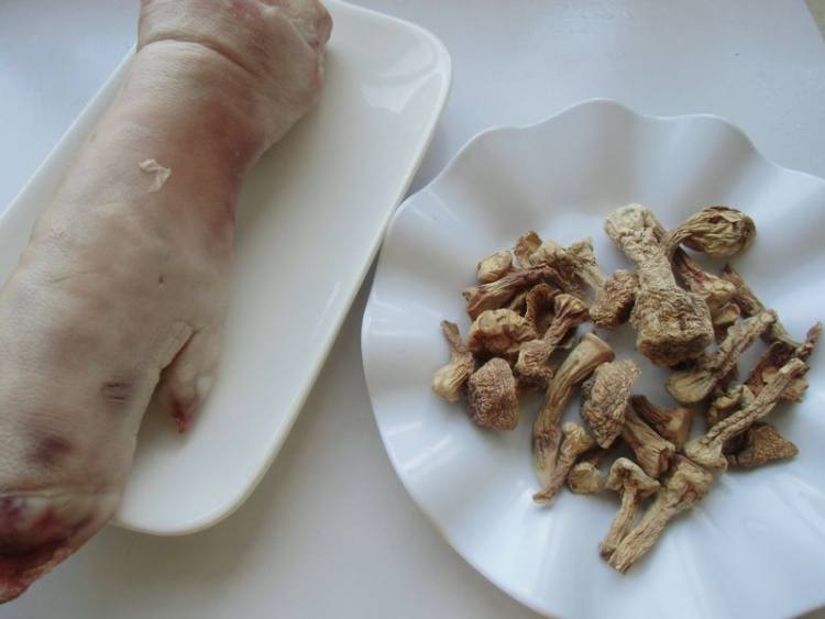 巴西菇炖猪蹄步骤1