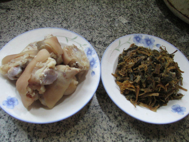 梅干菜焖猪蹄步骤1