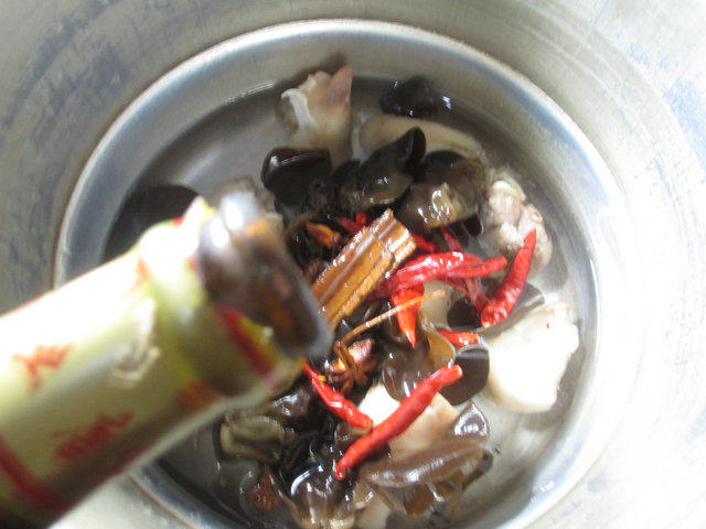 黑木耳焖猪蹄步骤6