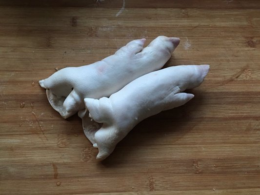香菇黄豆炖猪蹄步骤1