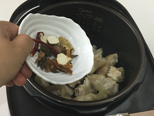 香菇黄豆炖猪蹄步骤7