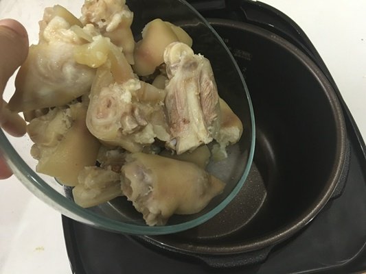 香菇黄豆炖猪蹄步骤6