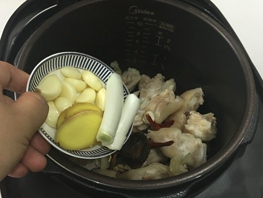 香菇黄豆炖猪蹄步骤9