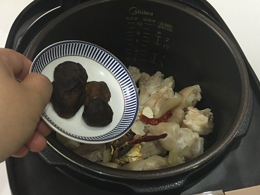 香菇黄豆炖猪蹄步骤8