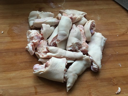 香菇黄豆炖猪蹄步骤3