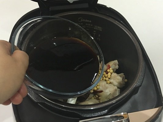 香菇黄豆炖猪蹄步骤12