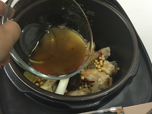 香菇黄豆炖猪蹄步骤13
